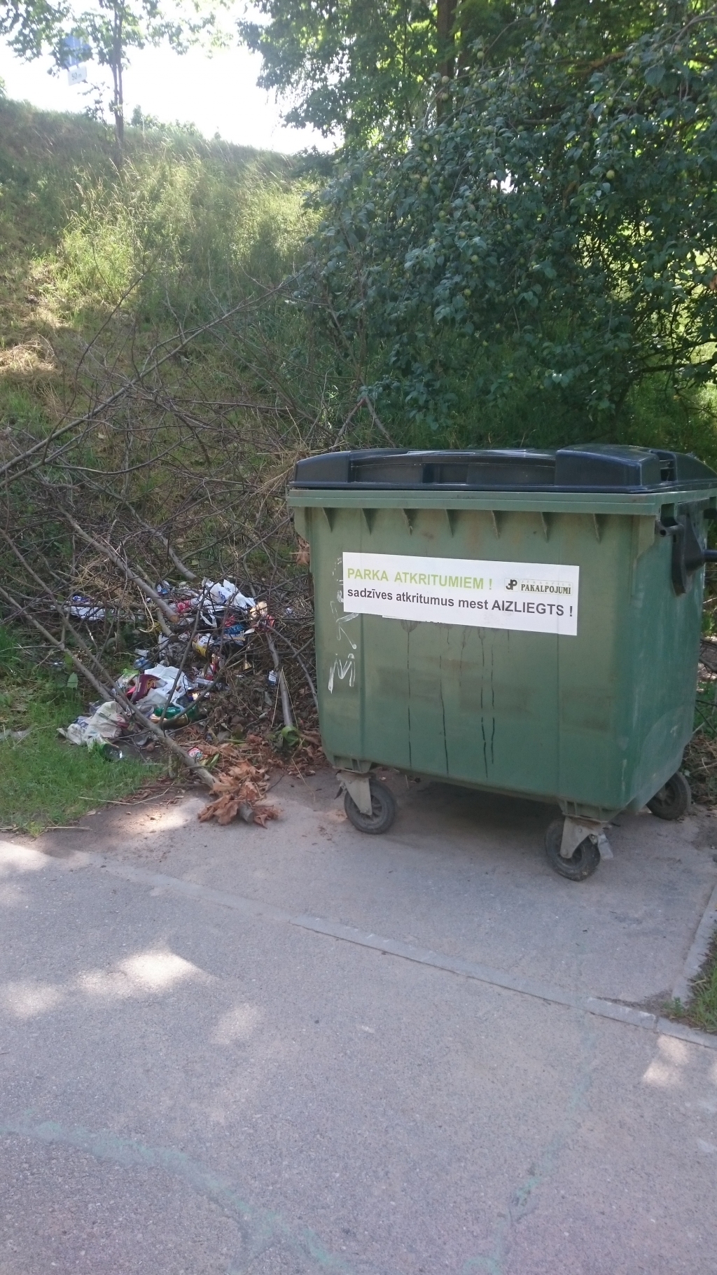 Lasītāja FOTO: Konteineri netraucē radīt atkritumus