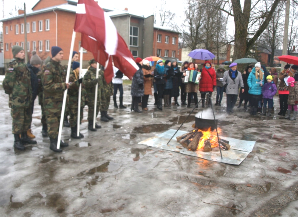 Barikāžu pasākumā nepiedalās neviens domes deputāts, dalībnieki slidinās  pa ledu (FOTO)