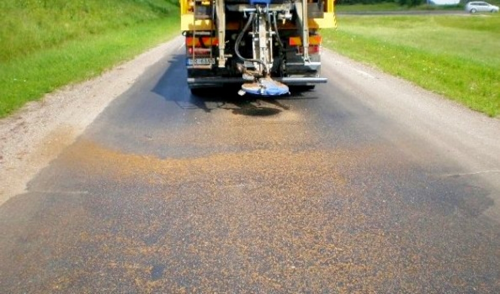 Karstuma dēļ uz valsts autoceļiem veidojas izsvīduma vietas tās apstrādā ar smilti vai šķembām