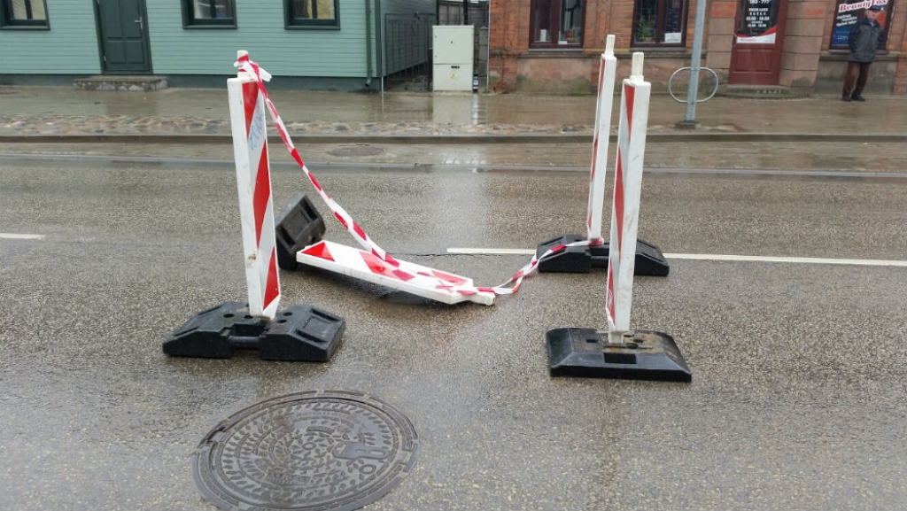 Nesen rekonstruētajā Rīgas ielā Jēkabpilī “iesēdies” asfalts (FOTO)