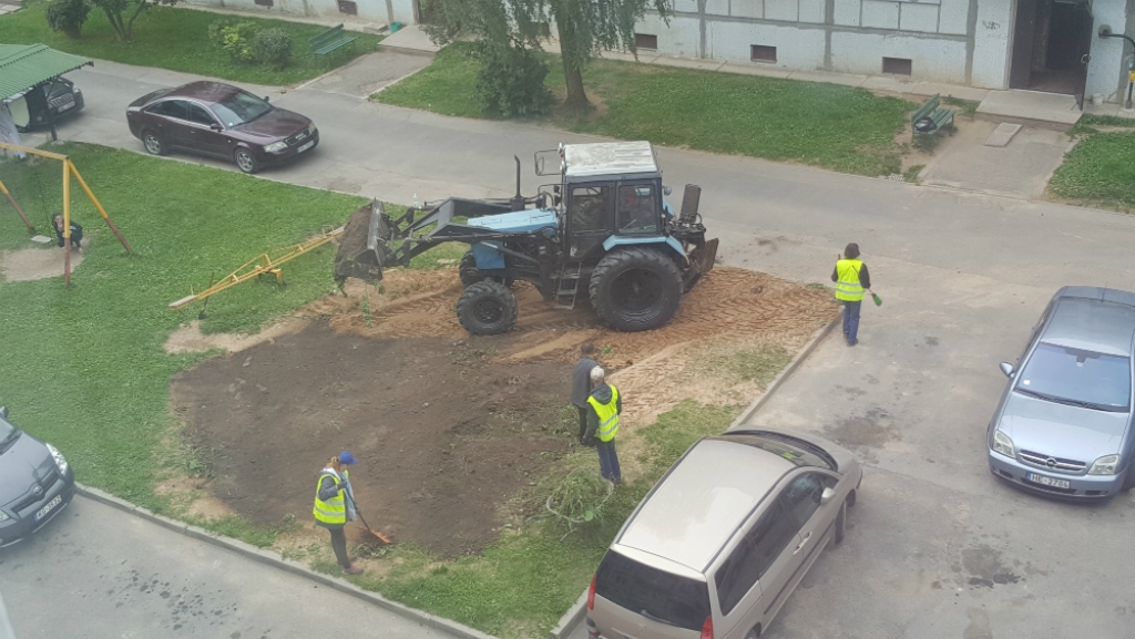 Iedzīvotāja: Vai tiešām Pils rajona namu pārvaldei traucēja bērnu smilšu kaste? (FOTO)