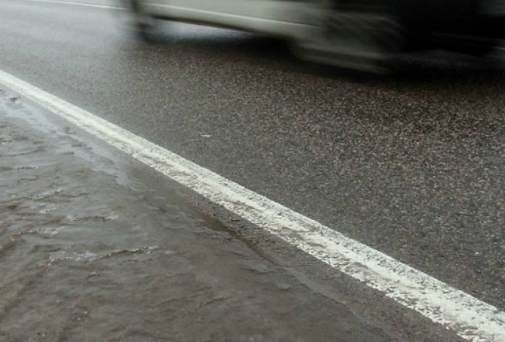 Pievakarē no Jēkabpils līdz Krāslavai uz autoceļiem veidojas apledojums