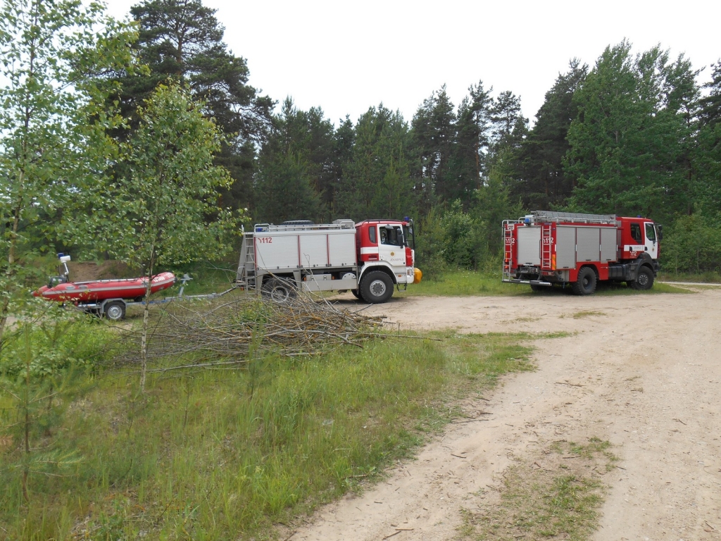 VUGD mācības: Glābj slīkstošu cilvēku Radžu ūdenskrātuvē (FOTO)