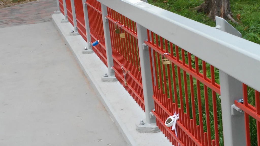Arī pie Kena parka jaunā tiltiņa margām tiek piestiprinātas slēdzenes (FOTO)