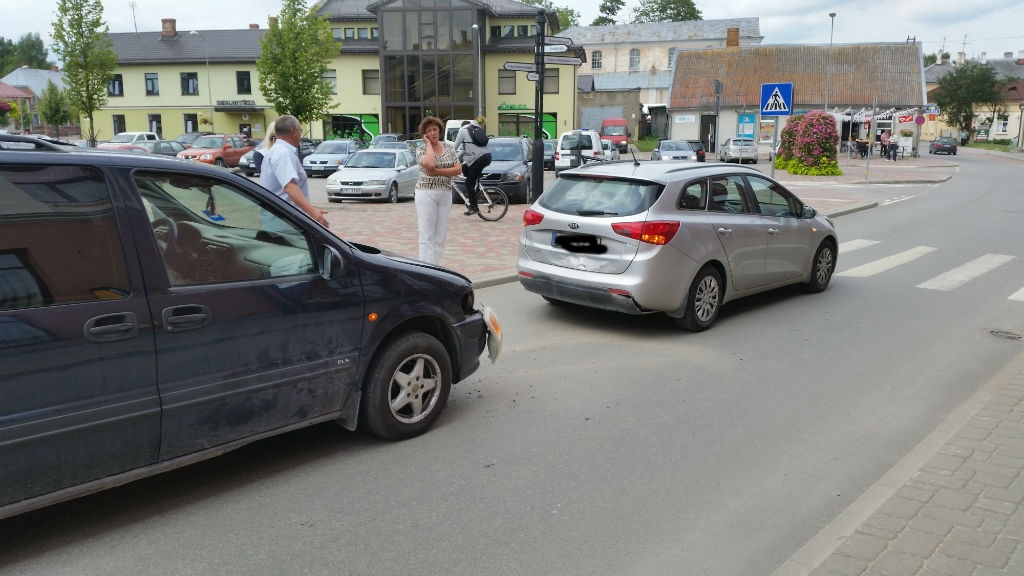 Divi šoferi nobloķē satiksmi Jēkabpils centrā (FOTO)