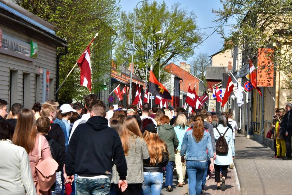 FOTOREPORTĀŽA: Jēkabpilieši 4.maiju - valsts Neatkarības atjaunošanas dienu - sāk ar jaunu tradīciju (VIDEO)