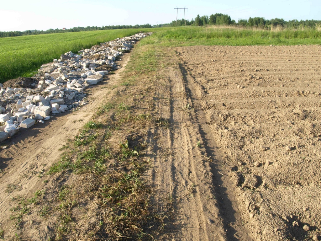 Aculiecinieks: Piebraucamo ceļu nober ar būvmateriālu drazām un brauc pa kaimiņu kartupeļu lauku (FOTO)(PAPILDINĀTS)