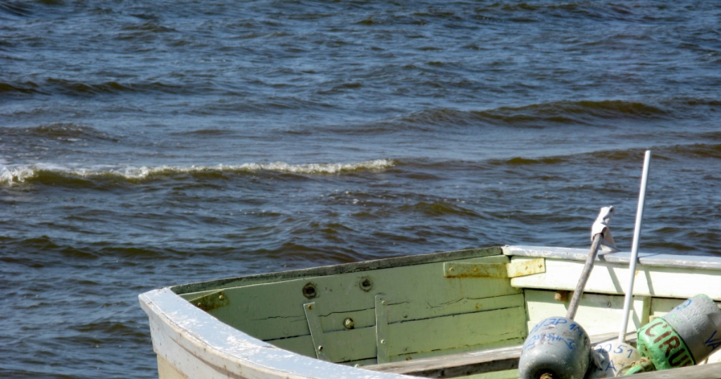 Glābēji Daugavā pie Jēkabpils palīdz krastā nokļūt ūdens motociklistam