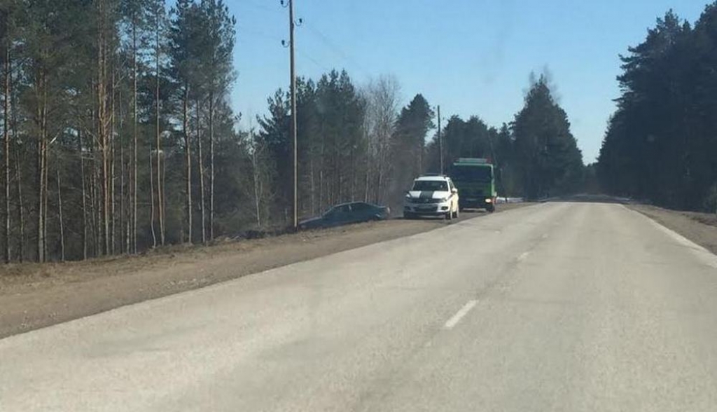 Aculiecinieka FOTO: Automašīna nobrauc no ceļa un ietriecas elektrības stabā