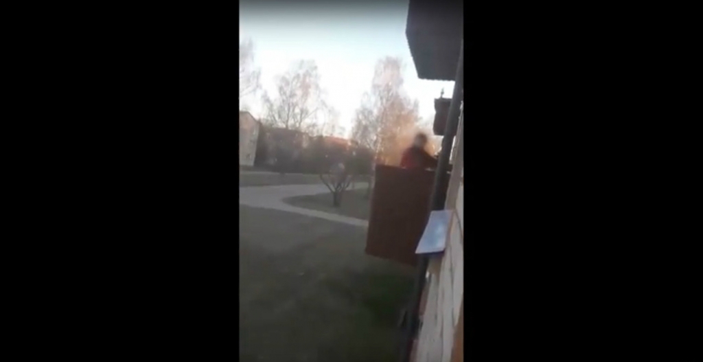 Ģimenes strīds kādā daudzstāvu namā Jēkabpilī traucē kaimiņu naktsmieru (VIDEO)