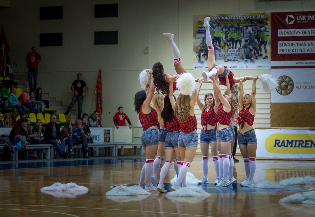 Fotoreportāža: "Lūši" sakauj "lauvas"