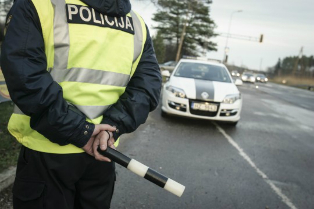 Autovadītājam, kurš deva 1000 eiro kukuli, piemērots paraksts par dzīvesvietas nemainīšanu