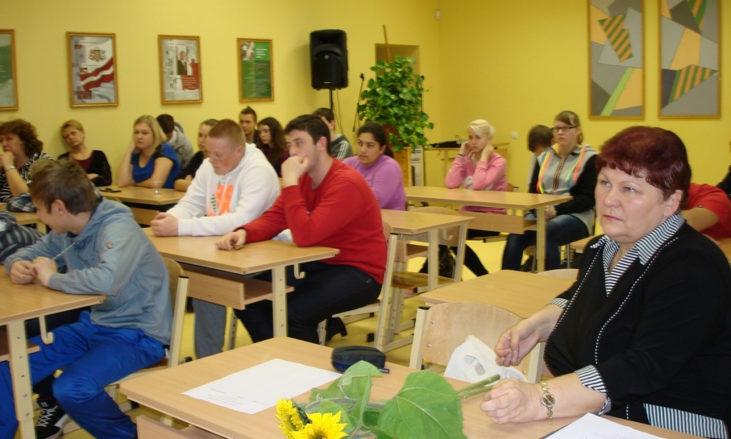 Jēkabpils galvenā bibliotēka organizē pasākumu vakarskolas audzēkņiem karjeras nedēļā (FOTO)