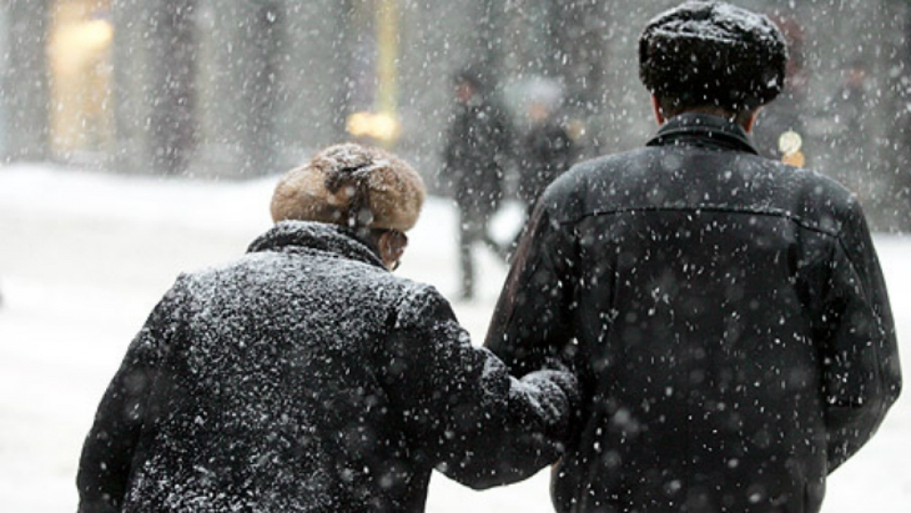 Turpinās snigt un nedaudz pazemināsies gaisa temperatūra