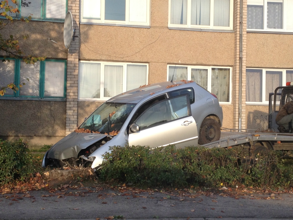 Jēkabpilī uz ielas stūra notriekts laternas stabs (NOMAINĪTA GALVENĀ BILDE. FOTO)