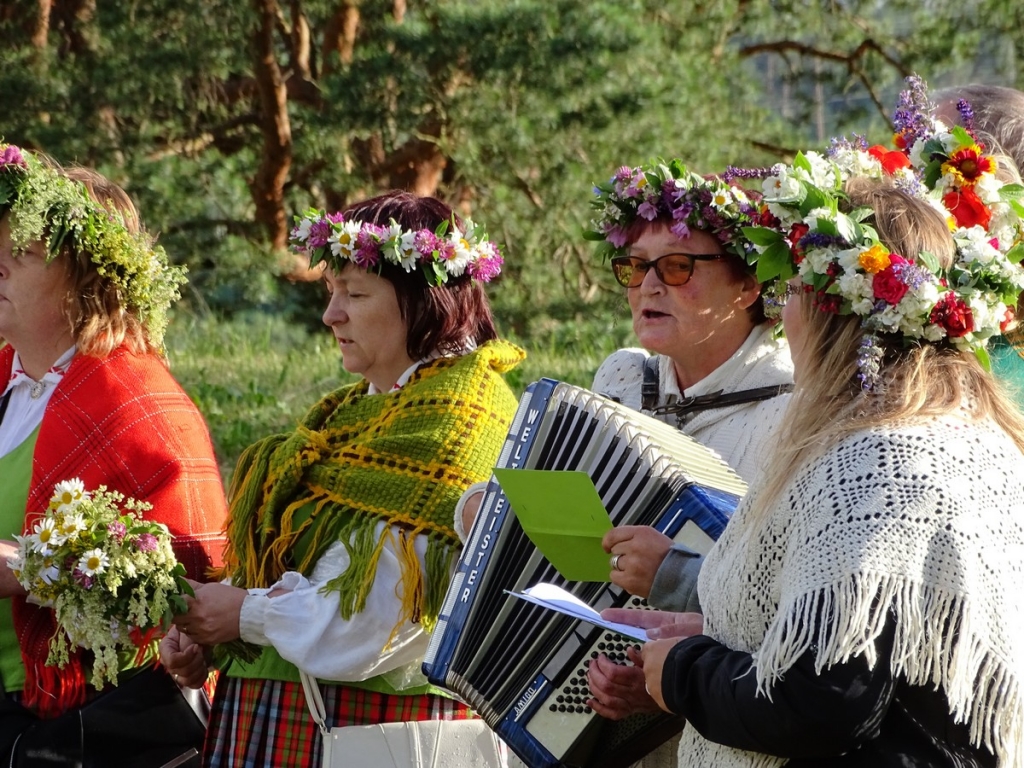 Ielīgošana Asotes pilskalnā(FOTO)(PAPILDINĀTS AR VIDEO)