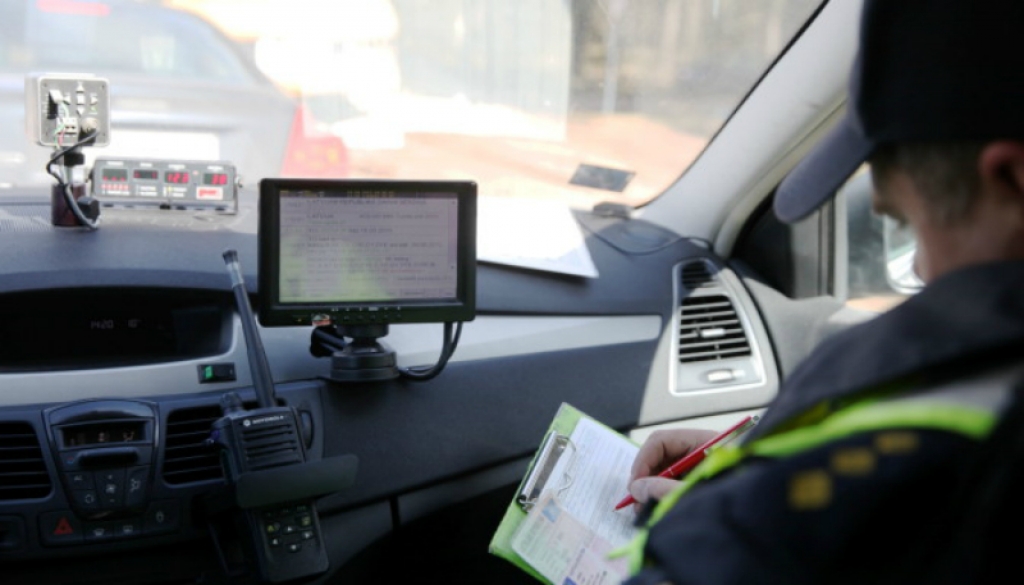 Stipri iereibis autovadītājs Jēkabpilī policistiem dod 300 eiro kukuli