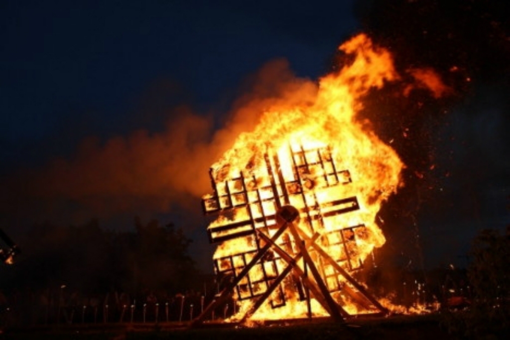 Upes laiks – uguns skulptūru mistērija Daugavā
