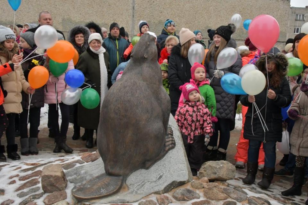 Jēkabpilī svinīgi atklāj atjaunoto Bebru ielas mikrorajonu (FOTO) (PAPILDINĀTS)