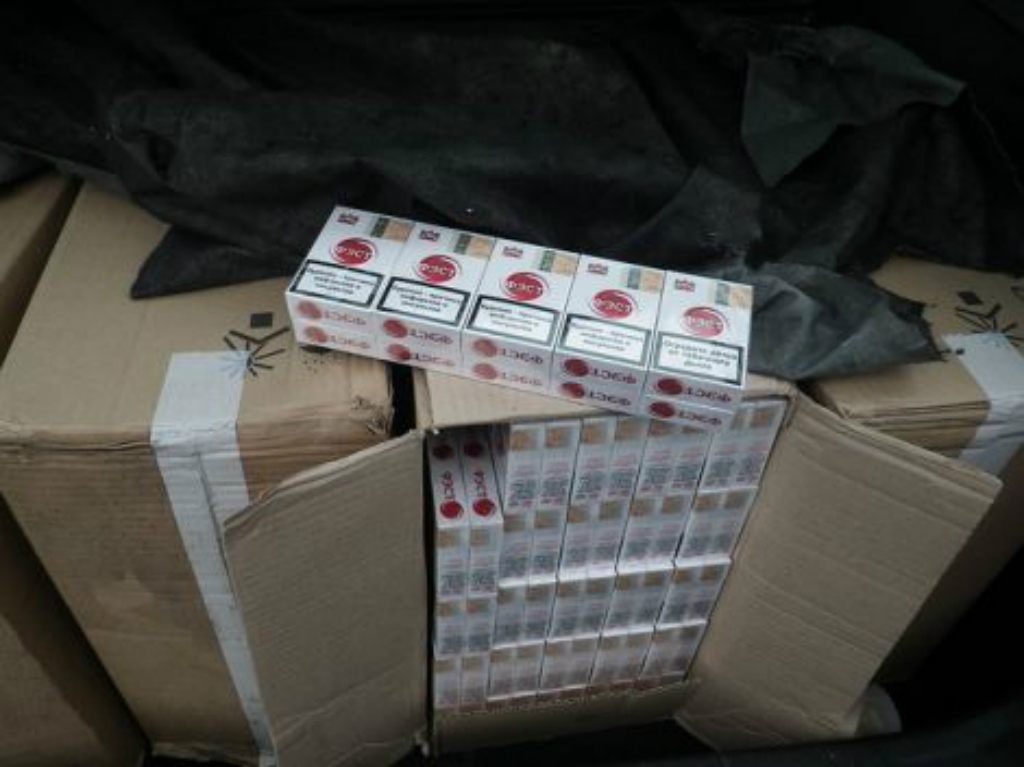 Jēkabpilī robežsargi pie Krievijas pilsoņa atrod 100 000 kontrabandas cigarešu