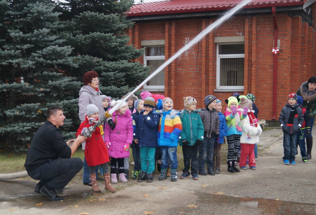 Mazie kāpēcīši Karjeras nedēļas ietvaros viesojas pie Jēkabpils ugunsdzēsējiem (FOTO)