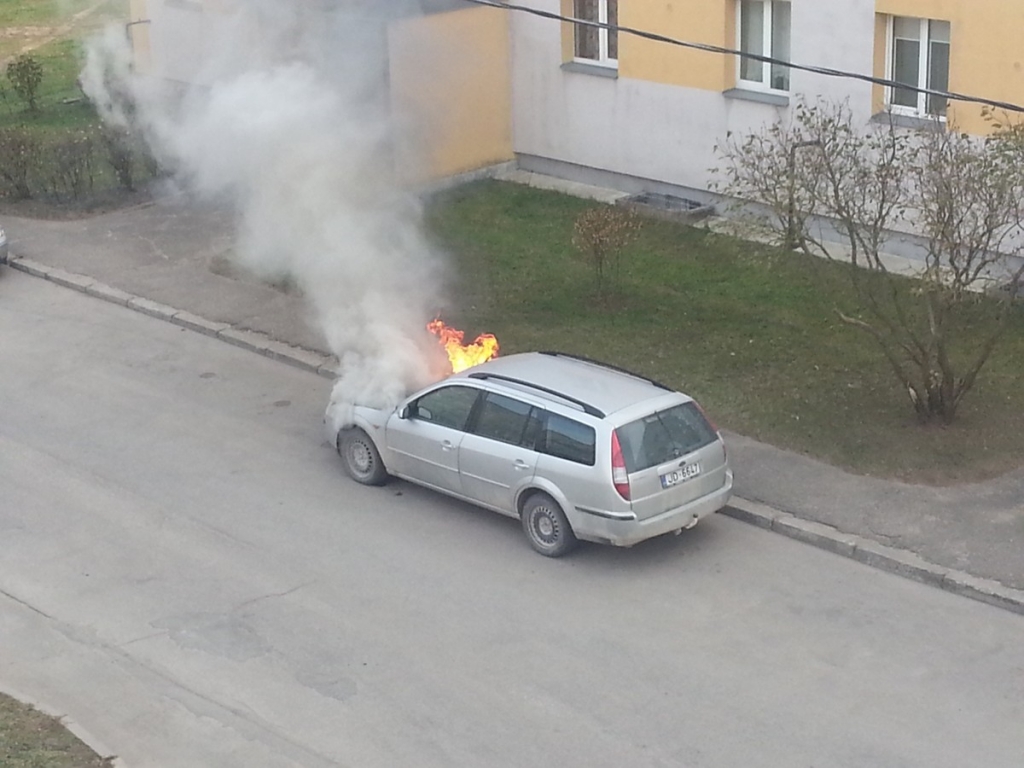 Aculiecinieks: Jēkabpilī, Bebru ielā aizdegās vieglā automašīna (FOTO)