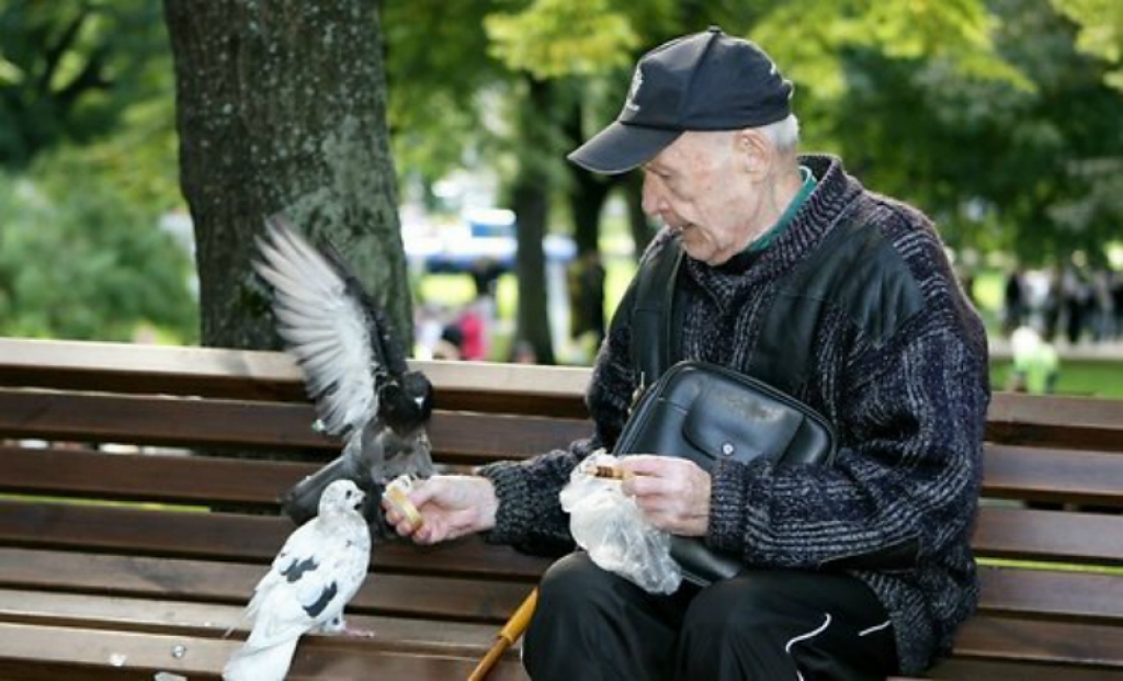 Продолжает сокращаться удельный вес жителей трудоспособного возраста