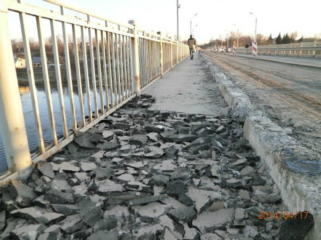 Otrajā izsolē pārdos tilta pār Daugavu margas un metāla drošības barjeras