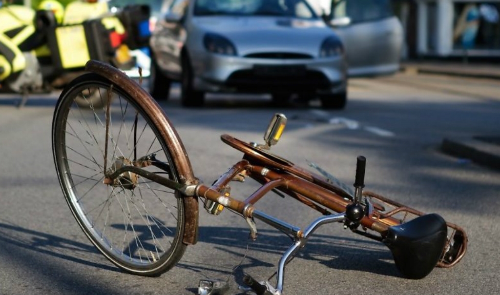 Iebraucot ceļa nomales aizsargjoslā, Aknīstē gājis bojā velosipēdists