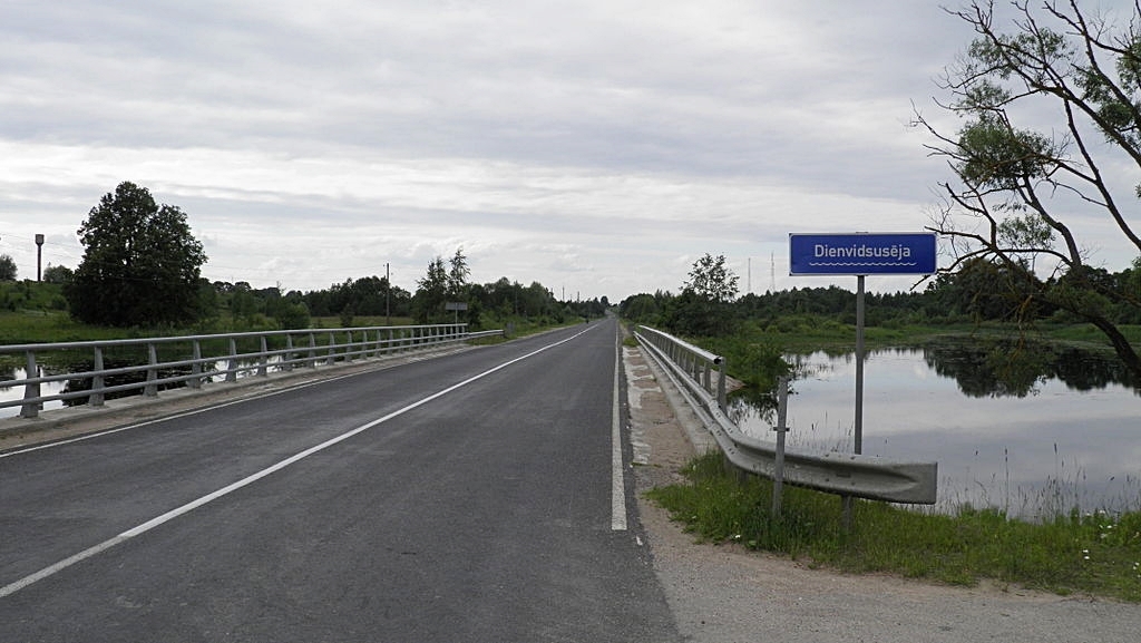 Automašīna uzbrauc tilta margām