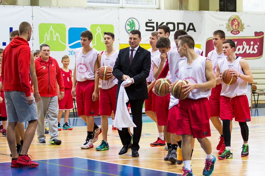 Valsts prezidents piedalās Jēkabpils jauno basketbolistu treniņā (FOTO)