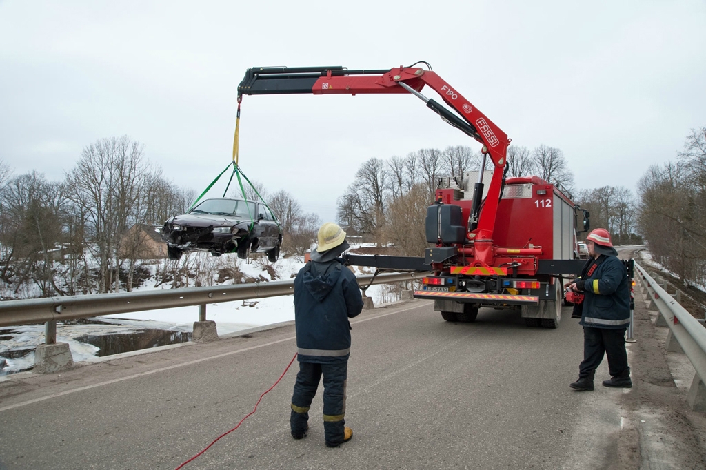 Glābēji Dunavā izglābj pēc avārijas upē ieslīdējušu autovadītāju