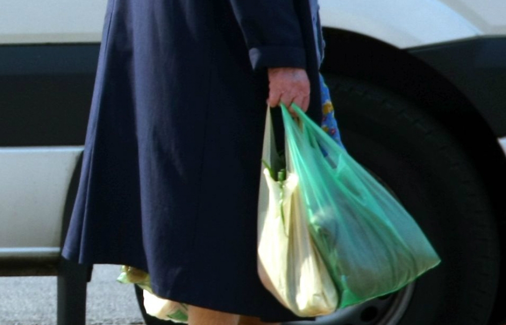 Jēkabpilī sievietei no rokām izrauj maisiņu ar dažādām mantām