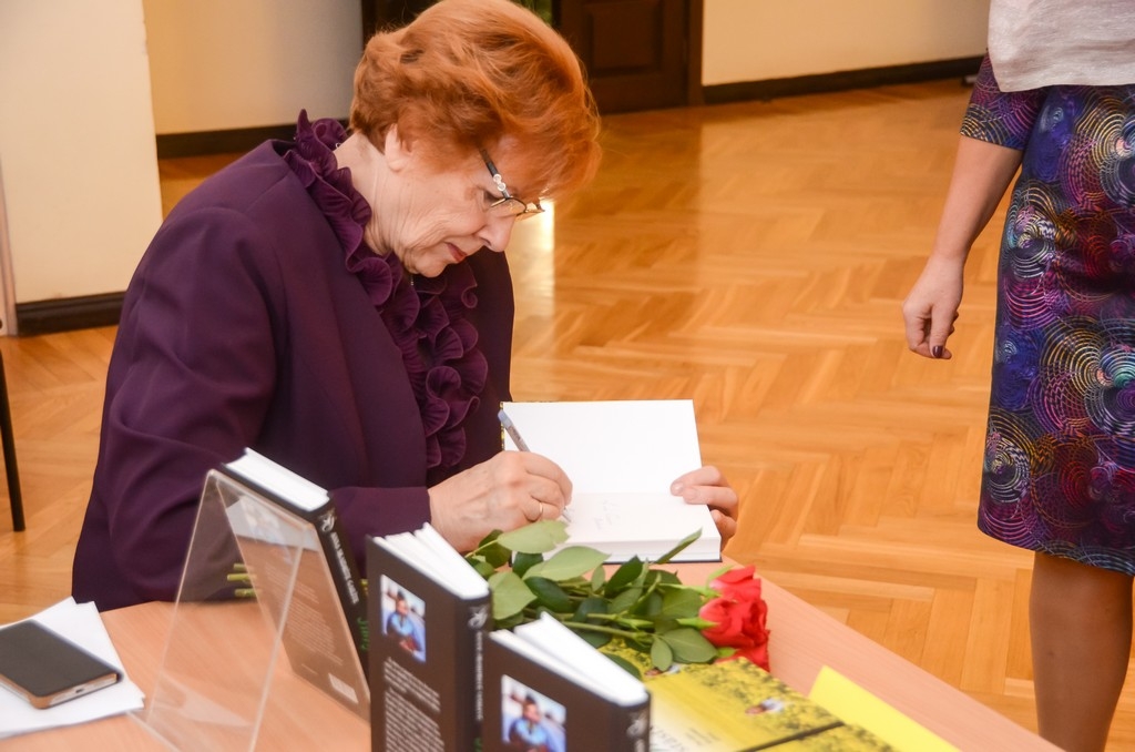 Fotoreportāža: Annas Skaidrītes Gailītes Grāmatas "Sintijas stāsts" atvēršana