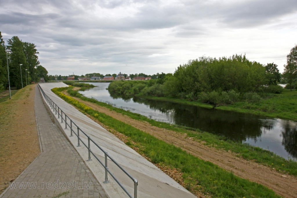 Brīdinājuma zīmes pie Daugavas, par bīstamību peldēties, neliks