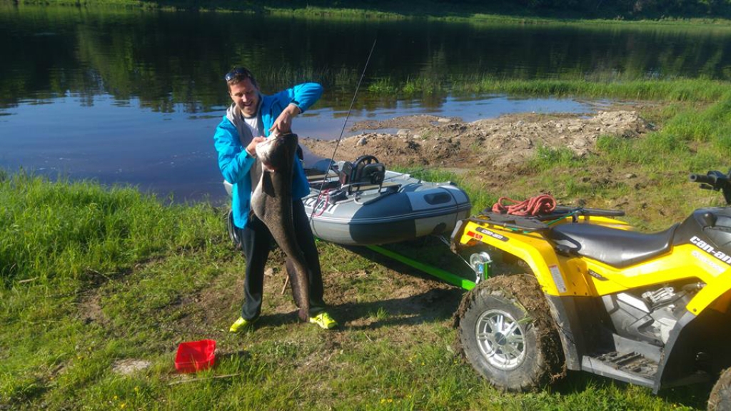 Mārtiņš Svilis ar spiningu Daugavā noķēris 25 kilogramus smagu samu (PAPILDINĀTS AR FOTO)