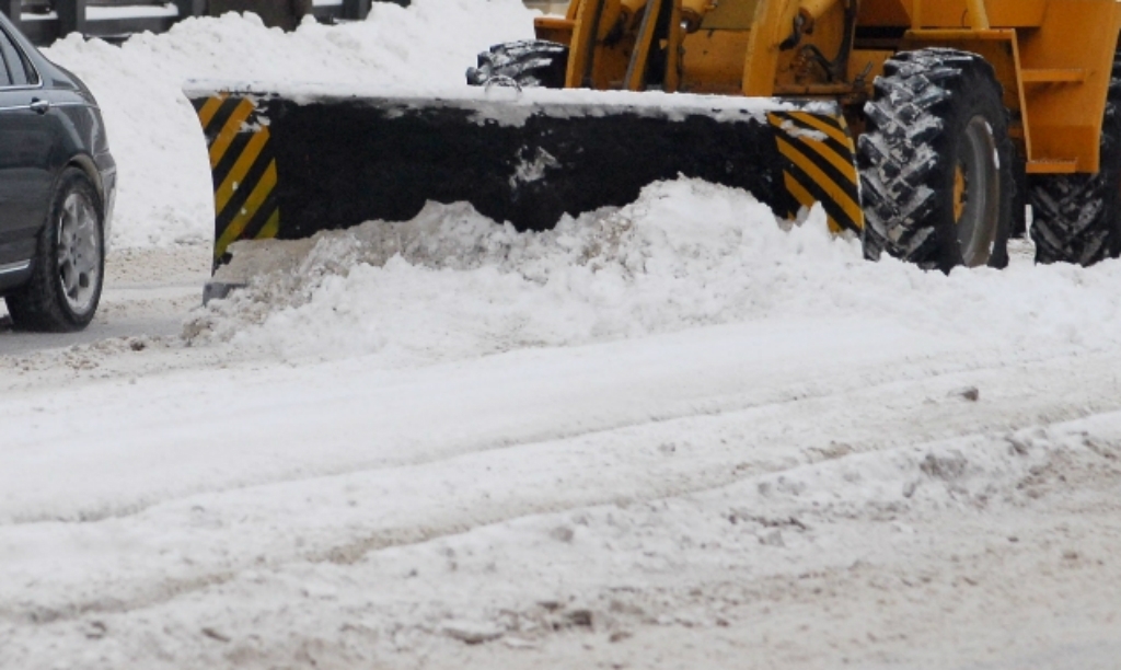 Jēkabpilī vieglā automašīna ieskrien traktorā, kas tīra sniegu