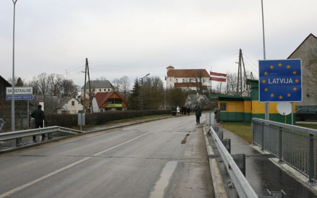 Vairāk nekā puse Latvijas iedzīvotāju neatbalsta bēgļu uzņemšanu