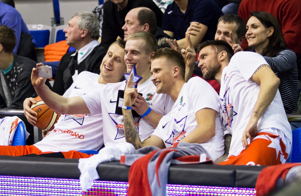 Fotoreportāža no Liepājas: basketbola zvaigznes spīd Zvaigžņu spēlē