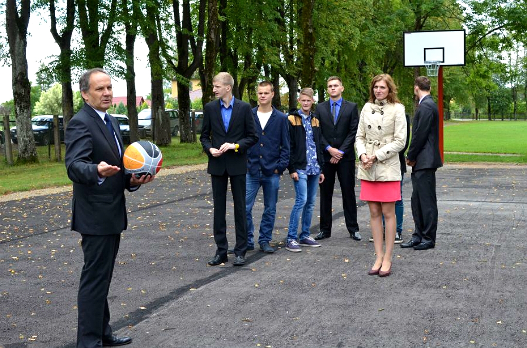 Jēkabpilī ierīkots jauns strītbola laukums (FOTO)