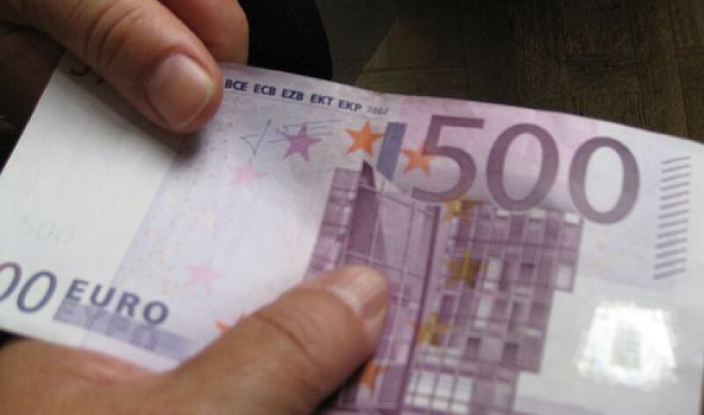 Pļaviņās autovadītājs no policista mēģina atpirkties ar 500 eiro