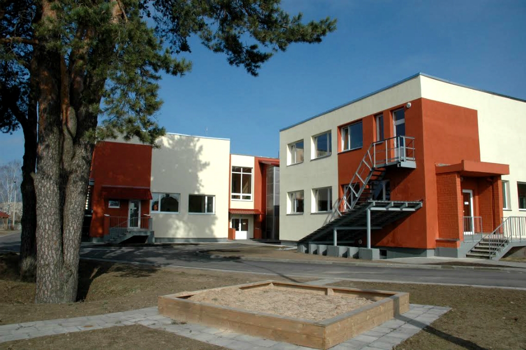 Izbūvēs gājēju ietvi un automašīnu novietošanas laukumu