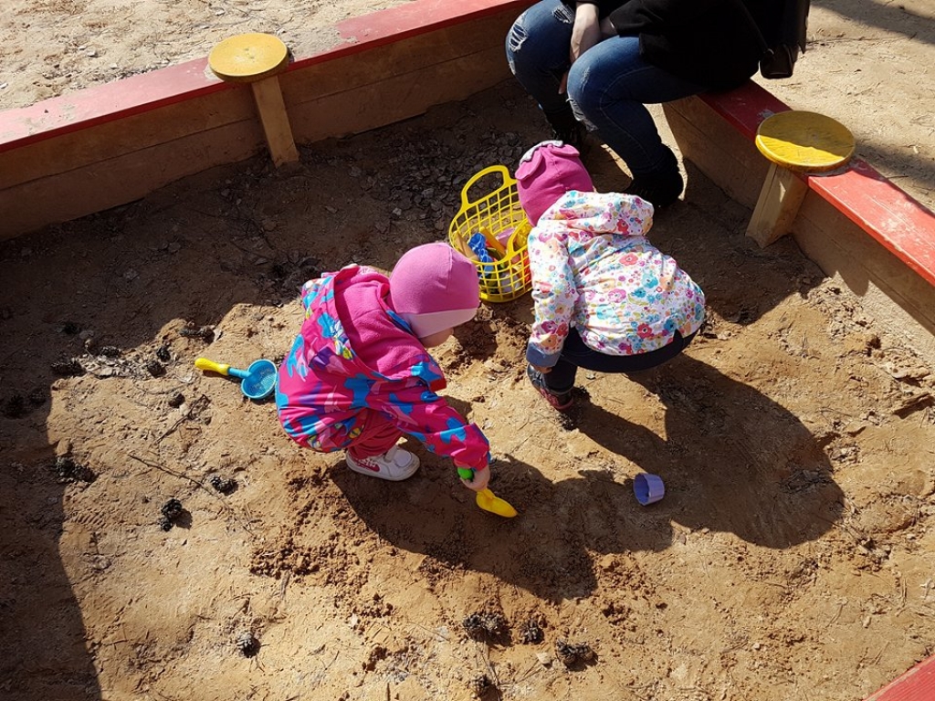 Jaunās māmiņas: Kad rotaļu laukuma smilškastei pie Radžu ūdenskrātuves būs pievestas smiltis?(FOTO)
