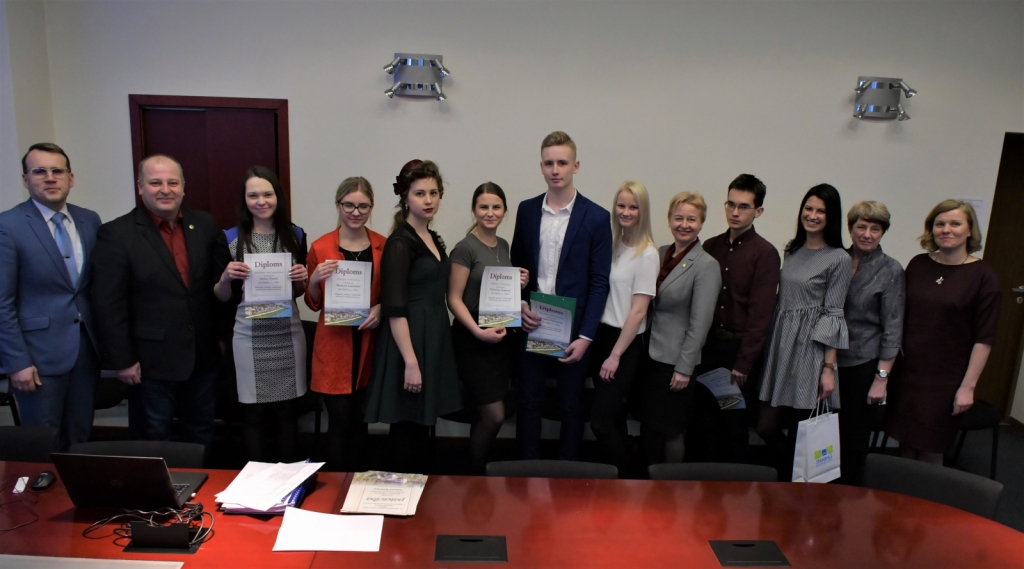 Ģimnāzistes izstrādātais zinātniski pētnieciskais darbs par Radio1 iegūst pirmo vietu (FOTO)