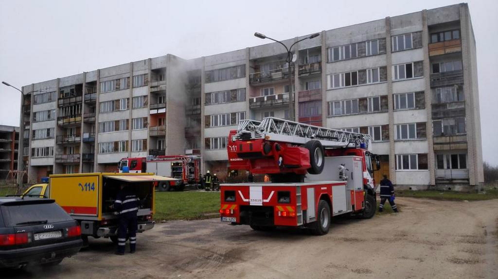 Daudzstāvu mājā Jēkabpilī, Madonas ielā 53a sestdien izcēlās ugunsgrēks