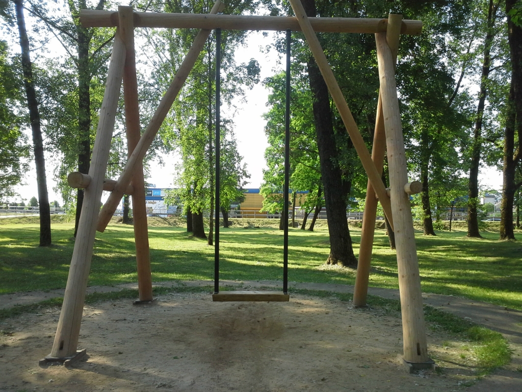 Kena parkā  atjaunotas salūzušās šūpoles