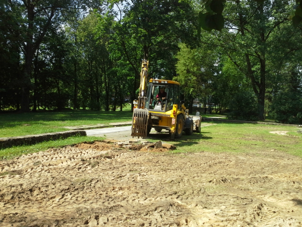 Līdz pilsētas svētkiem, visticamāk, nepagūs uzbūvēt bērnu rotaļu laukumu Kena parkā (FOTO)