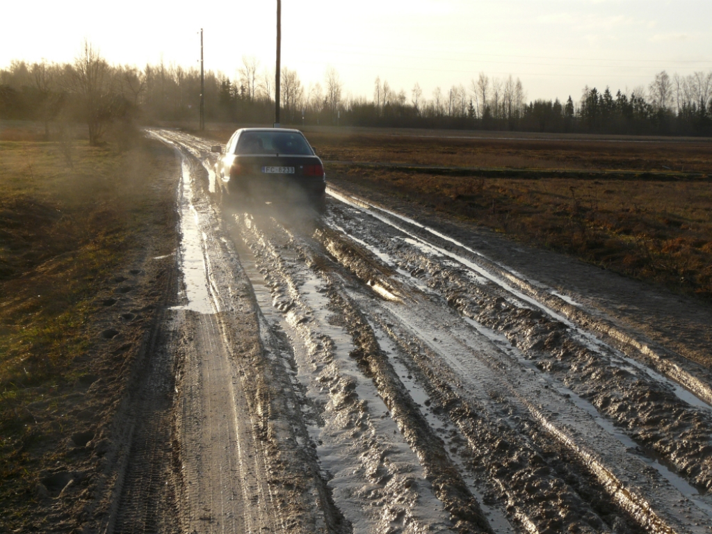 Aculiecinieki: Krustpils novada pašvaldība dubļos grimstošu ceļu sauc par izremontētu un izbraucamu (FOTO)(PAPILDINĀTS 3x)