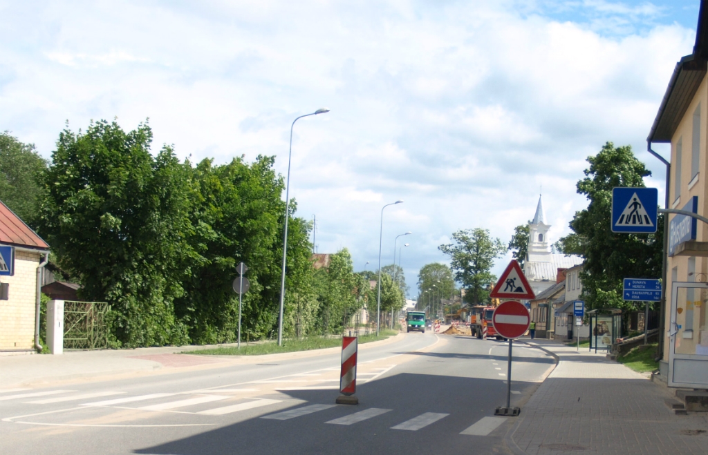 Brīvības ielā slēgta viena josla posmā no Dambja līdz Vienības ielai (FOTO)