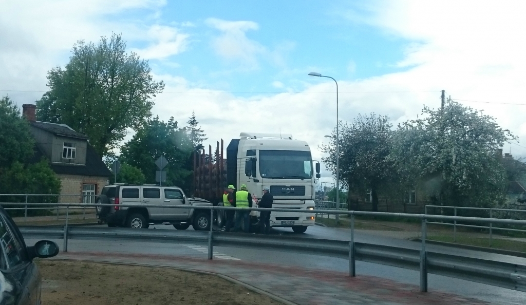 Aculiecinieka foto: Kravas un apvidus automašīnas sadursme Jēkabpilī